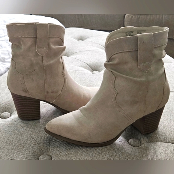 🌟Like New- Western Faux Suede Beige Ankle Boots🌟 - Picture 4 of 8
